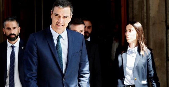 El candidato socialista, Pedro Sánchez (izda), a su salida del Congreso después de que el pleno haya vuelto a rechazar hoy su investidura como presidente del Gobierno. EFE