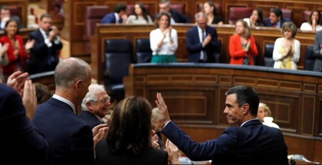 El candidato socialista, Pedro Sánchez (dcha), saluda tras pronunciar un discurso ante el pleno de la Cámara Baja