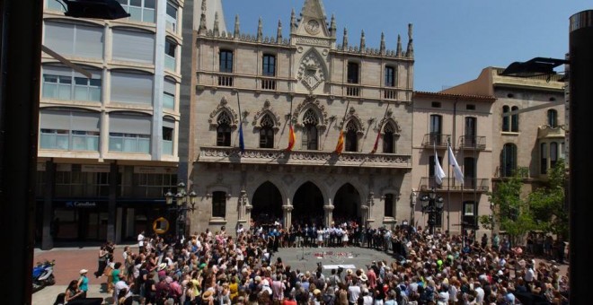 Centenares de personas participaron este jueves en una concentración ante el Ayuntamiento de Terrassa | EFE