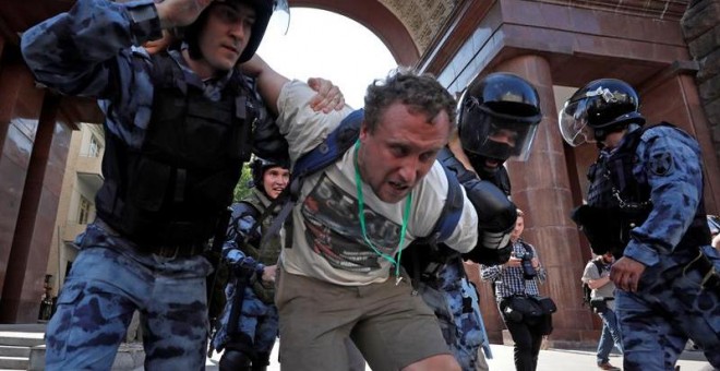 Detención durante una manifestación en Moscú. EFE/EPA/YURI KOCHETKOV
