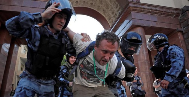 Detención durante una manifestación en Moscú. EFE/EPA/YURI KOCHETKOV