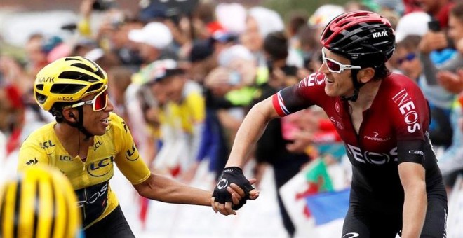 Egan Bernal y Geraint Thomas se saludan tras finalizar una etapa. EFE/EPA/YOAN VALAT