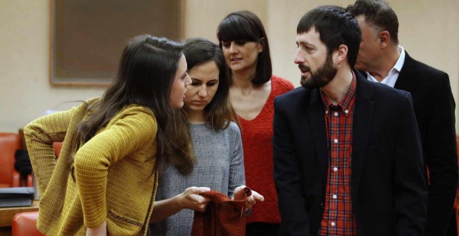 Irene Montero, Ione Belarra y Juanma del Olmo, entre otros diputados de Podemos, al inicio de la reunión de la Diputación Permanente del Congreso.- EFE