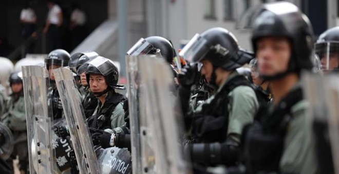 Policías formando un cordón de seguridad. EFE/EPA/RITCHIE B. TONGO