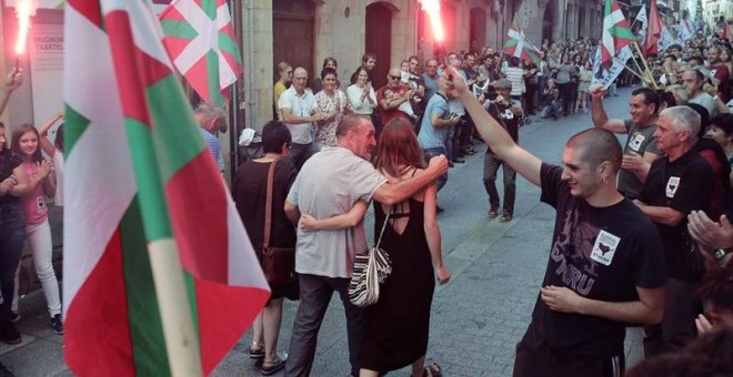 El preso de ETA Xabier Ugarte (c) a su llegada esta tarde a la localidad guipuzcoana de Oñate. Xabier Ugarte Villar ha salido este domingo de la cárcel de Topas (Salamanca) tras cumplir 22 años de condena por varios delitos, entre otros el secuestro del f