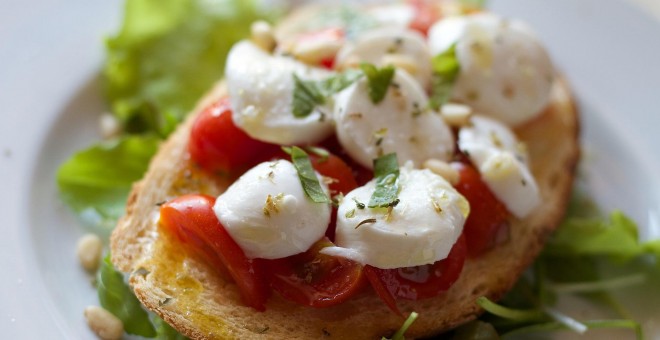Tosta de queso fresco y tomate. - Moira Nazzari . Pixabay