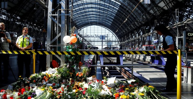 Un hombre empujó a una mujer y su hijo de ocho años a las vías en la estación de Fráncfort el pasado lunes. El niño falleció horas más tarde del suceso. / Reuters