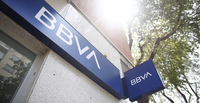 Imagen de una oficina del BBVA en Madrid con su nuevo logo. E.P./ Eduardo Parra