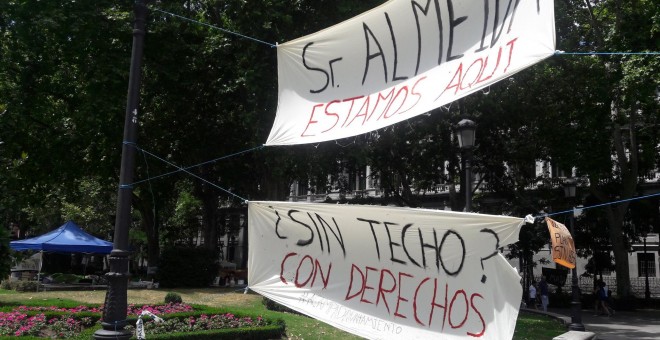 Lemas de las pancartas desplegados por los acampados. / Movimiento Nadie Sin Hogar