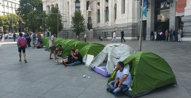 Algunos de los acampados frente al Palacio de Cibeles. / Movimiento Nadie Sin Hogar