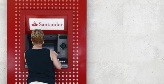 Una mujer saca dinero en un cajero del Banco Santander en Madrid. E.P./Eduardo Parra