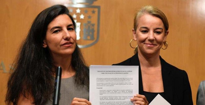 La portavoz de Vox en la Asamblea de Madrid, Rocío Monasterio (i), durante la rueda de prensa en la que ha mostrado la 'propuesta definitiva' para apoyar la investidura en Madrid. (VÍCTOR LERENA | EFE)