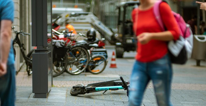 Patinete caído en la calle / Mika Baumeister