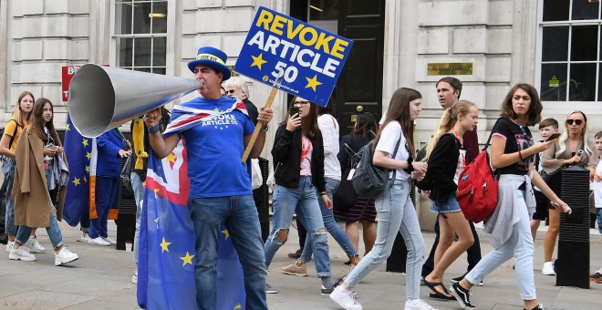 Un activista contra el brexit se manifiesta frente a  la sede del Cabinet Office, en el centro de Londres. EFE/EPA/ANDY RAIN