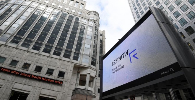 El logo de la empresa de datos de información financiera, en una pantalla en Canary Warf, el distrito de negocios de Londres. REUTERS/Toby Melville