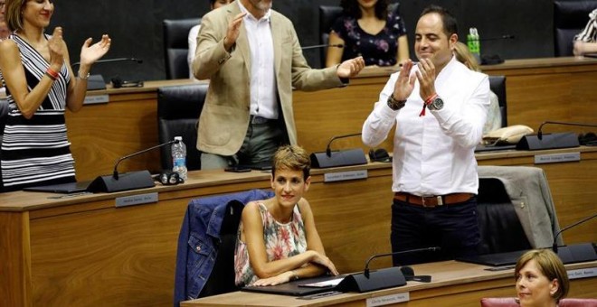 La nueva presidenta del Gobierno Foral de Navarra, María Chivite, entre aplausos tras su elección. / EFE