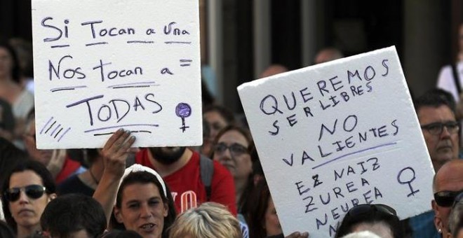 Momento de la concentración en protesta por una agresión sexual grupal a una joven de 18 años la pasada noche en Bilbao, este viernes en la capital vizcaína. EFE/Luis Tejido