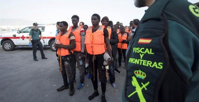 Los 46 subsaharianos, entres los que podría haber al menos tres menores, rescatados por Salvamento Marítimo cuando viajaban en una patera cerca de la isla de Alborán este pasado 2 de agosto de 2019. (MIGUEL PAQUET | EFE)