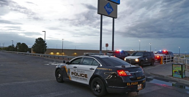 Un vehículo de la Policía se estaciona en las inmediaciones del centro comercial de El Paso donde un hombre de 21 años asesinó a veinte personas. EFE/Larry W. Smith