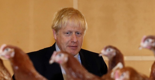El primer ministro británico, Boris Johnson, en una visita a una ganja de Shervington. (REUTERS/Adrian Dennis)