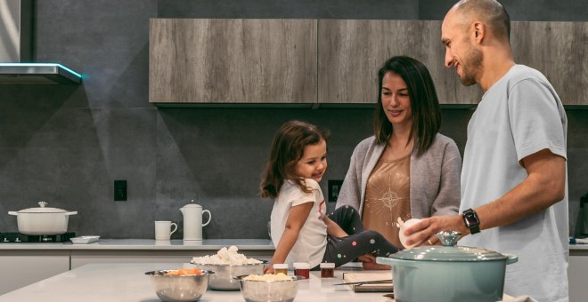 Una família preparant el sopar a casa - Photo by Rustic Vegan on Unsplash