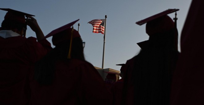 14/06/2019 - Una bandera estadounidense ondea durante el acto de graduación en la Universidad de Pasadena City. / AFP - ROBYN BECK