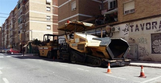 Obras para asfaltar una calle en Málaga, en una imagen de archivo. / EUROPA PRESS