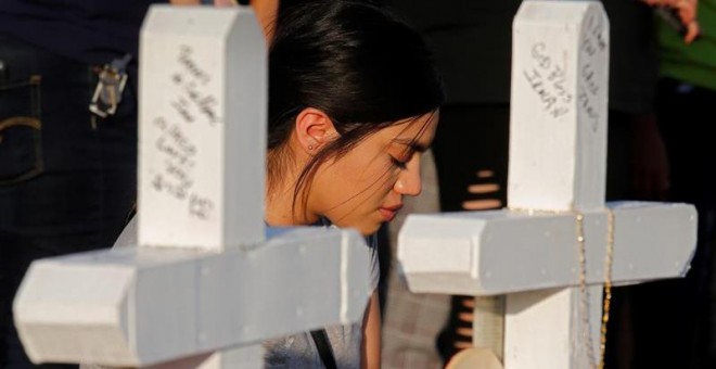 Una mujer reza durante una misa por las víctimas mortales del tiroteo en El Paso, Texas. - EFE