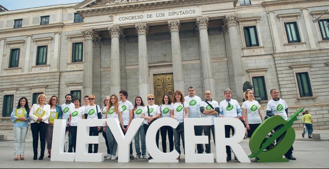 Miembros del Pacma con su proposición de ley contra el maltrato animal.