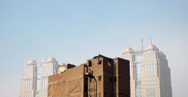 Contraste de un barrio humilde del Cairo y las cercanas y lujosas torres del Nilo | Marc Español