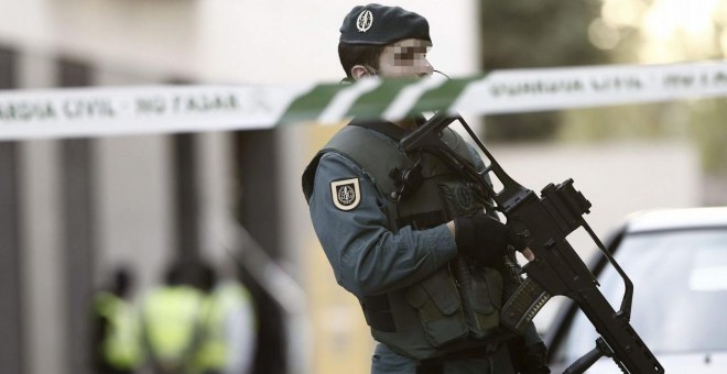Imagen de archivo de un agente durante un registro de la Guardia Civil en Burlada (Navarra) en una operación antiterrorista JESÚS DIGES | EFE