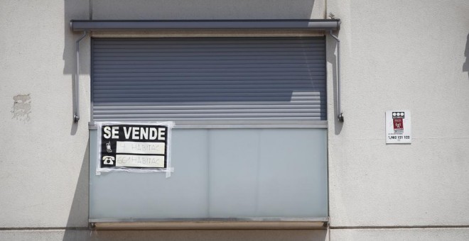 Cartel de 'se vende' en el balcón de un piso de un edificio de Madrid. E.P./ Eduardo Parra