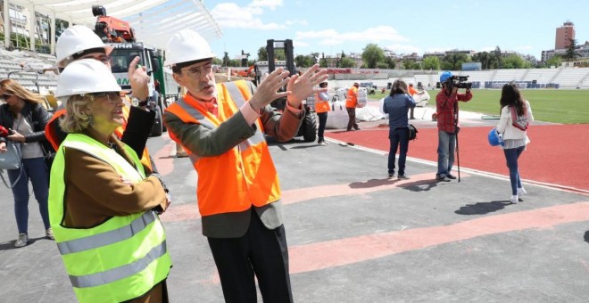 Manuela Carmena visita las obras de reforma del Estadio Vallehermoso el pasado mes de junio. / AYUNTAMIENTO DE MADRID