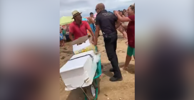 08/08/2019- Captura del vídeo de la pelea entre policías y vendedores en Punta Umbría / PÚBLICO