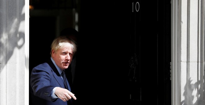 El primer ministro británico, Boris Johnson, en la puerta del 10 de Downing Street, antes de recibir a su homólogo de Estonia, Juri Ratas, el pasado martes. REUTERS/Peter Nicholls