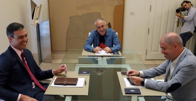 El presidente del Gobierno en funciones, Pedro Sánchez, con los secretarios generales, de UGT, Pepe Álvarez, y de CCOO, Unai Sordo, durante la reunión celebrada en el Palacio de la Moncloa, dentro de la ronda de contactos que mantiene con distintos colect