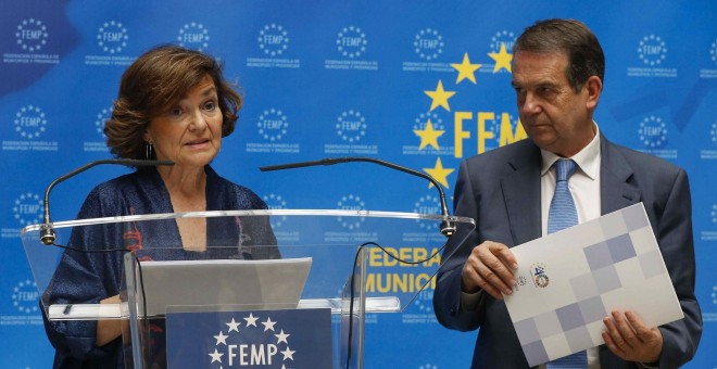 La vicepresidenta del Gobierno, Carmen Calvo, durante la rueda de prensa conjunta con el presidente de la Federación Española de Municipios y Provincias (FEMP), Abel Caballero. EFE/ Paco Campos