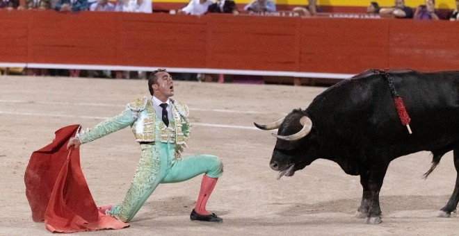 David Fandila frente a un toro en la plaza de Palma de Mallorca. / EFE - CATI CLADERA