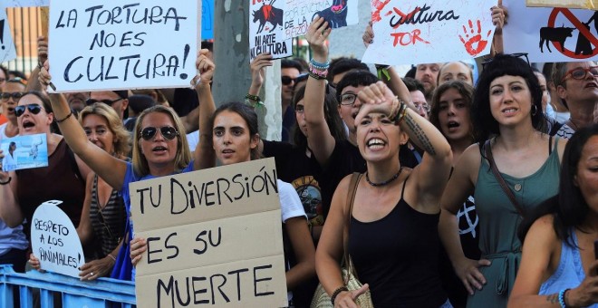 09/08/2019.- Manifestación antitaurina en Palma de Mallorca con motivo de la corrida de toros que se celebra este viernes en el Coliseo Balear. / EFE / LLITERES