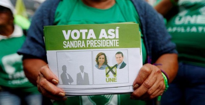 Simpatizantes en un acto de cierre de campaña electoral de la candidata a la presidencia por el partido de la Unidad Nacional de la Esperanza (UNE), Sandra Torres. / EFE