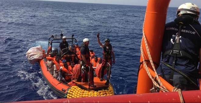 Fotografía cedida por Médicos Sin Fronteras del rescate en aguas internacionales, frente a las costas de Libia este viernes. / EFE - Médicos Sin Fronteras