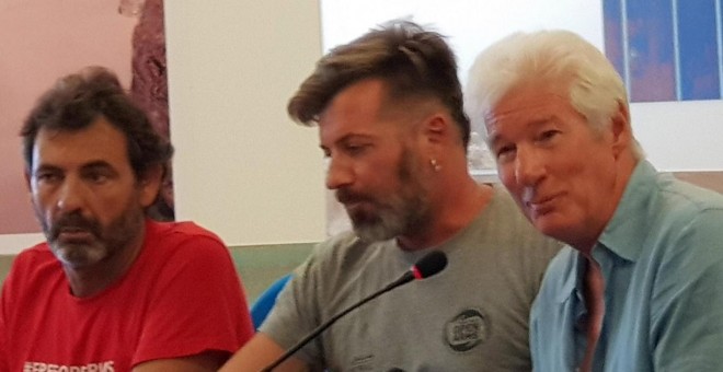 10/08/2019 - El fundador de Open Arms, Òscar Camps, junto a el actor Richard Gere durante una rueda de prensa. / EFE