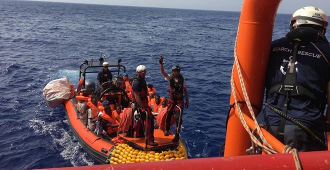 09/08/2019.- Rescate en aguas internacionales, frente a las costas de Libia, de 85 personas, realizado por el barco de Ocean Viking. / EFE - MÉDICOS SIN FRONTERAS