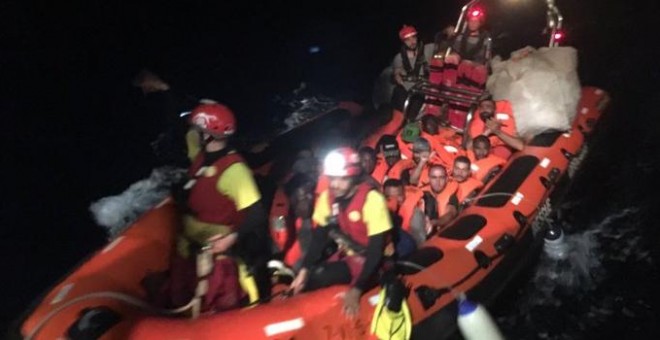 Un total de 39 personas fueron rescatadas este domingo en aguas internacionales por el Open Arms. / @campsoscar