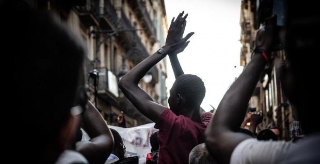 31/07/2019 - Uno de los manifestantes en la Barceloneta y la Via Laietana en la protesta de Barcelona contra el ‘racismo institucional’ del Ayuntamiento.