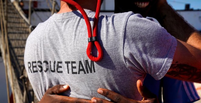 Un migrante se abraza a uno de los activistas de la ONG Proactiva Open Arms. REUTERS/Juan Medina