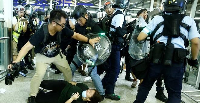 Choque policial con manifestantes antigubernamentales en el aeropuerto de Hong Kong. Reuters