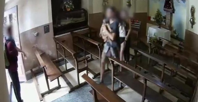 Momento del vídeo en el que se ve a cuatro jóvenes robando una figura de Cristo de madera de Berga | TWITTER MOSSOS D'ESQUADRA