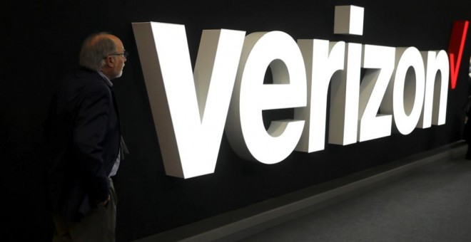 Un hombre pasa junto al logo de Verizon en su stand en la feria Mobile World Congress, en Barcelona. REUTERS/Sergio Perez
