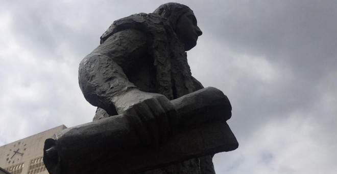 La estatua de Cristóbal Colón fue retirada del parque Grand de Los Ángeles en noviembre de 2018 ante el júbilo de un centenar de asistentes. / AITANA VARGAS